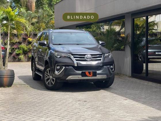 TOYOTA HILUX SW4 2.8 SRX 4X4 7 LUGARES 16V TURBO INTERCOOLER DIESEL 4P AUTOMÁTICO